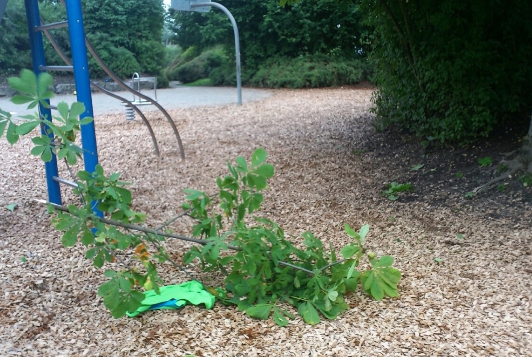 Pforzheim Spielplatz Bodelschwinghstraße Maihälden – naturnaher Spielplatz mit Holzspänen und Grün